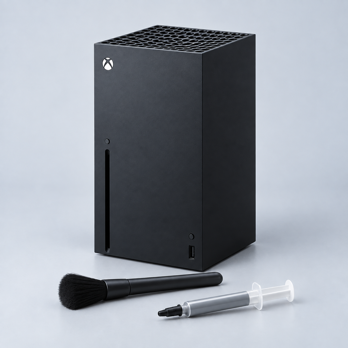 Xbox Series X med rengöringsborste och kylpasta – illustration av kylservice